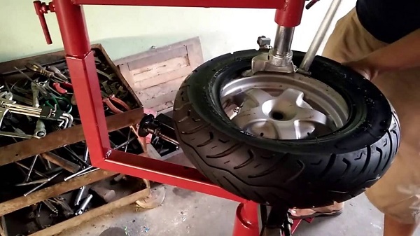 Nguy hiểm tiềm ẩn khi sử dụng máy ra vào lốp tự chế bạn nên biết