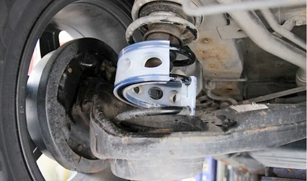 Hiện tượng giảm x&oacute;c &ocirc; t&ocirc; bị chảy dầu do đ&acirc;u? Nguy&ecirc;n nh&acirc;n v&agrave; Giải pháp 