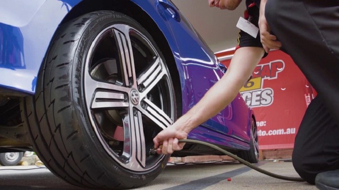 C&oacute; n&ecirc;n bơm lốp xe bằng kh&iacute; ni tơ