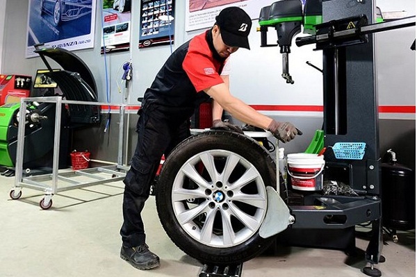 C&oacute; n&ecirc;n mua v&agrave; sử dụng m&aacute;y ra v&agrave;o lốp thanh l&yacute;?